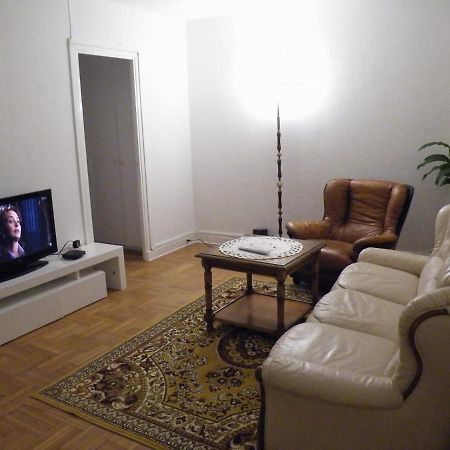Appartement F3 -Plaisir Moins Cher - Jusqu'A 8Personnes ル・メー・シュル・セーヌ エクステリア 写真
