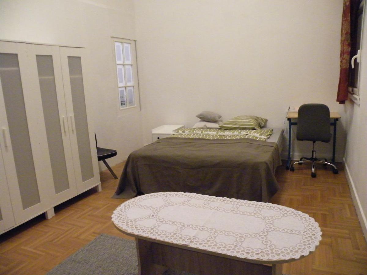 Appartement F3 -Plaisir Moins Cher - Jusqu'A 8Personnes ル・メー・シュル・セーヌ エクステリア 写真
