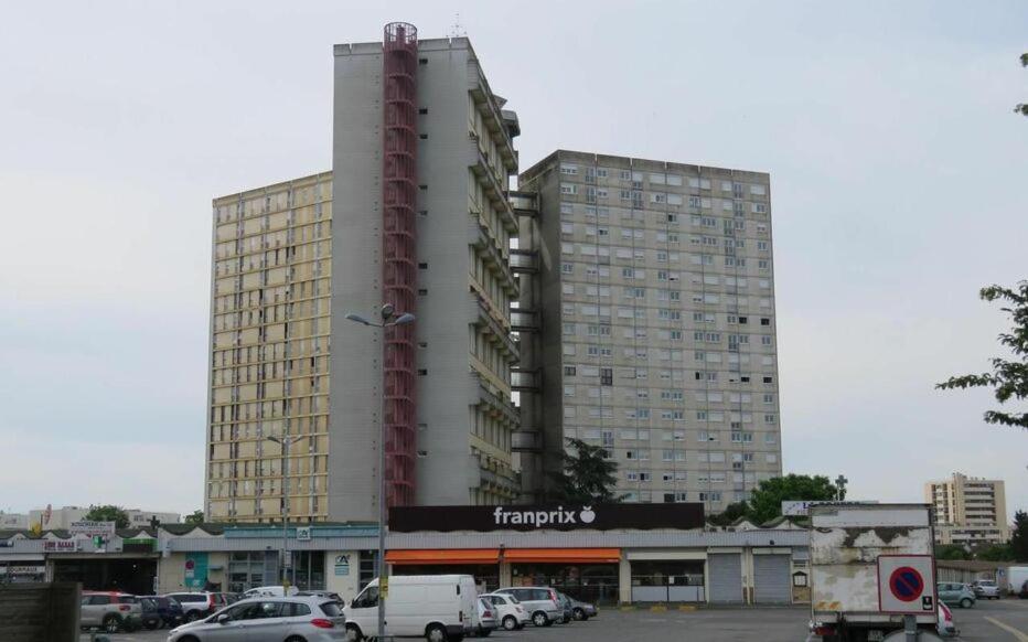 Appartement F3 -Plaisir Moins Cher - Jusqu'A 8Personnes ル・メー・シュル・セーヌ エクステリア 写真
